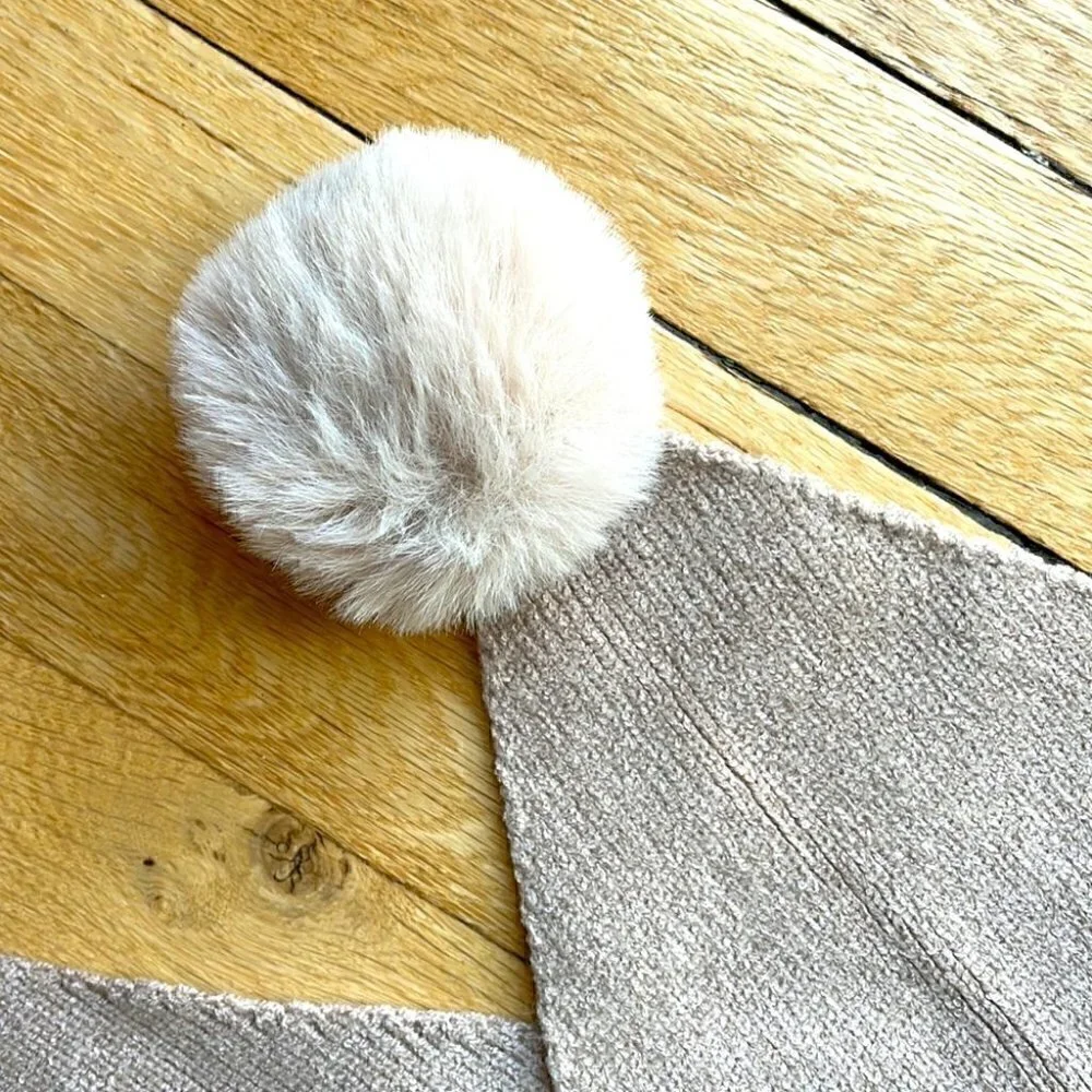𝅺🤍 Charming winter scarf in beige with pompons